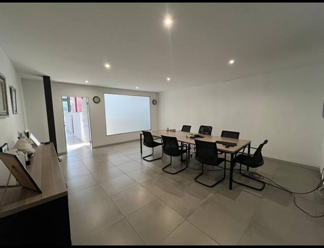 356M² SHOWROOM TO LET IN OLIVEDALE